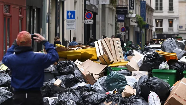 Recolectores de paro y las calles de París llenas de basura