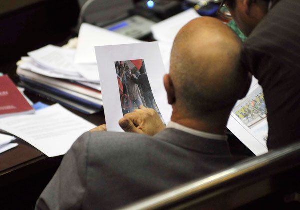 Imágenes de diputados con piedras