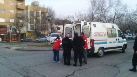 Motociclista terminó en el hospital tras chocar contra una camioneta