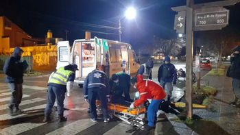 Fuerte choque en pleno centro de San Martín de los Andes: motociclista herido
