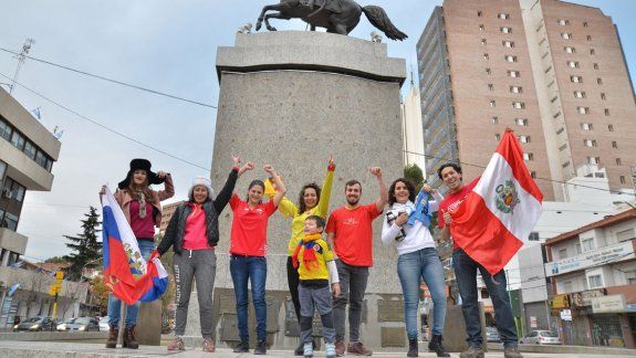 De todos los colores y culturas. Los foráneos le aportaron alegría a la nota con sus banderas y camisetas.