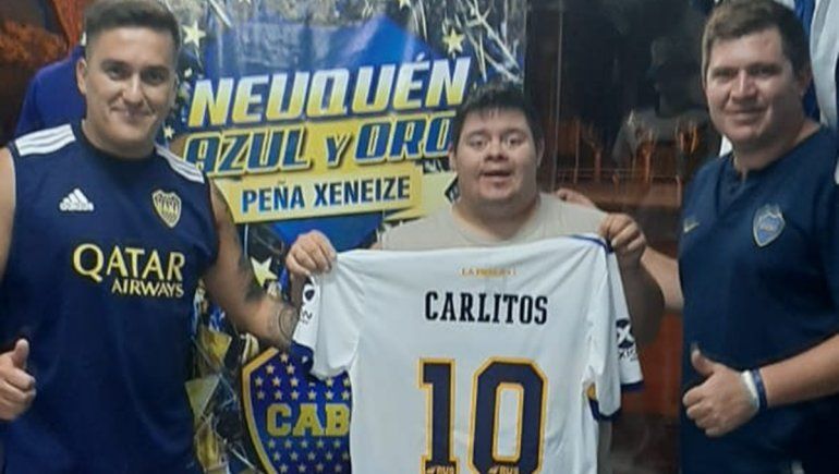 Panchito con la camiseta de Tevez y los miembros de la peña Nequén Azul y Oro.
