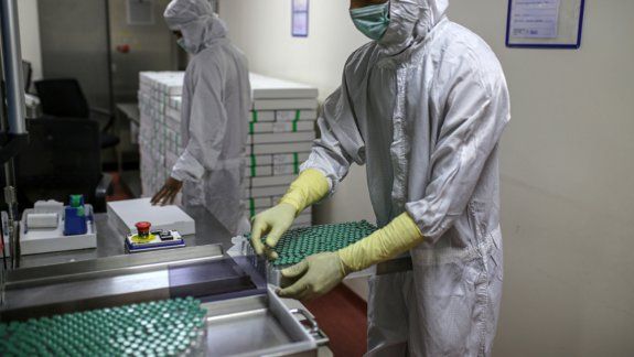 Argentina y Reino Unido podrían fabricar vacunas en conjunto