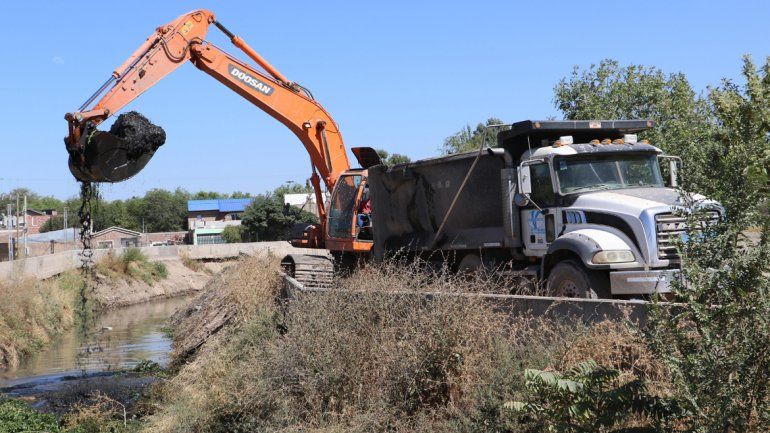 Una máquina de la municipalidad retira residuos del canal Villa María.