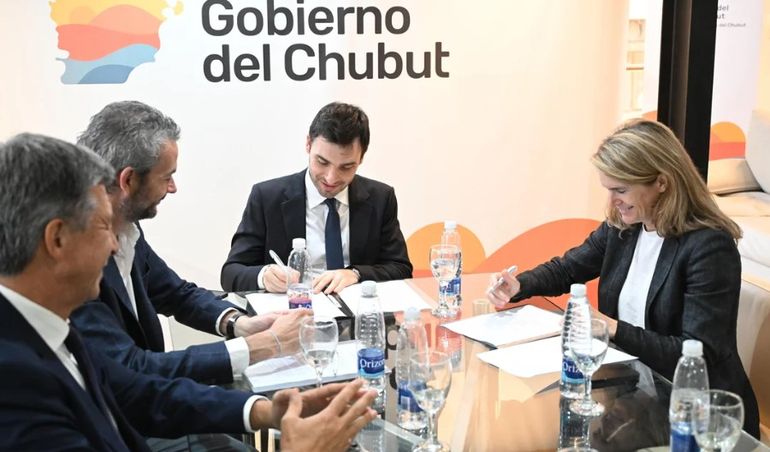 El gobernador de Chubut en la firma del convenio por el proyecto del parque eólico. El gobernador de Chubut en la firma del convenio por el proyecto del parque eólico.