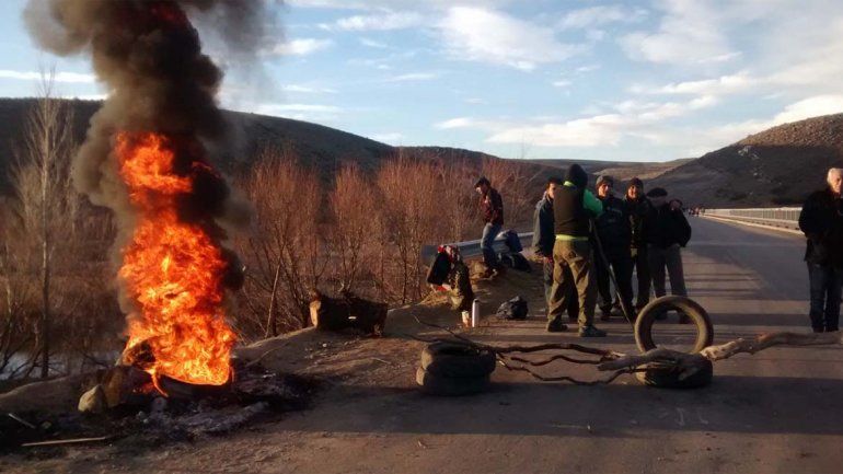 Despedidos de la Estación China cortan la Ruta 40