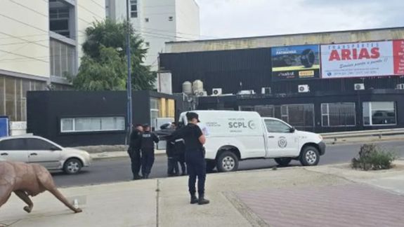 Luego de sacar del agua el cuerpo de Jorge Alberto Playacar, de 65 años, la policía de Comodoro Rivadavia lo trasladó para la realización de la autopsia.&nbsp;