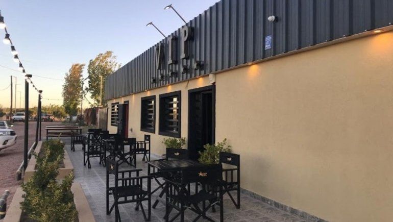 Petrolero atacó con un cuchillo y amenazó de muerte a dos hombres en un bar