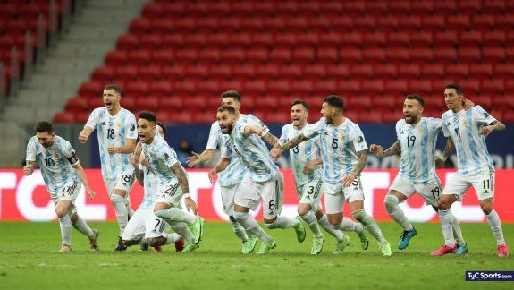 Dibu Martínez brilló en los penales y Argentina jugará la final con Brasil