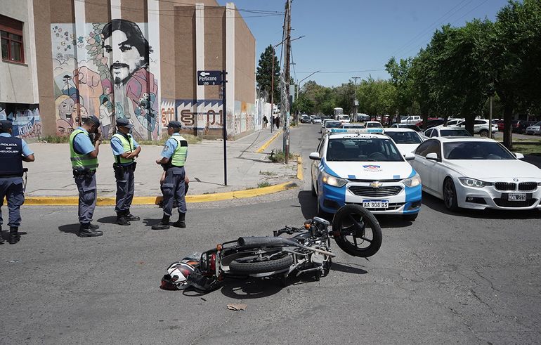 Un motociclista herido y un auto secuestrado por accidente en la Avenida Olascoaga
