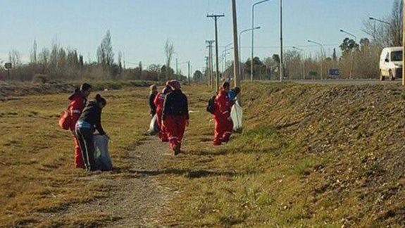 En Plottier sacaron todo tipo de basura a la vera de la 22