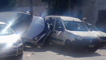 Feroz persecución sobre la avenida General Paz luego de que un vehículo escapara tras un control. Feroz persecución sobre la avenida General Paz luego de que un vehículo escapara tras un control.