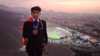 El joven relator subió a un cerro cercano al estadio donde se jugaba la final de la Copa Libertadores y narró las alternativas del encuentro. El joven relator subió a un cerro cercano al estadio donde se jugaba la final de la Copa Libertadores y narró las alternativas del encuentro.