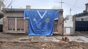 una replica gigante para los 40 anos de la mano de dios: un fanatico cosio a mano la celeste del 86 una replica gigante para los 40 anos de la mano de dios: un fanatico cosio a mano la celeste del 86