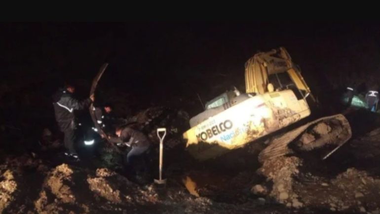 La versi&oacute;n inicial, difundida desde Esquel, era que una oruga se hab&iacute;a encajado en el barro, pero desde Vialidad lo desmintieron.&nbsp;