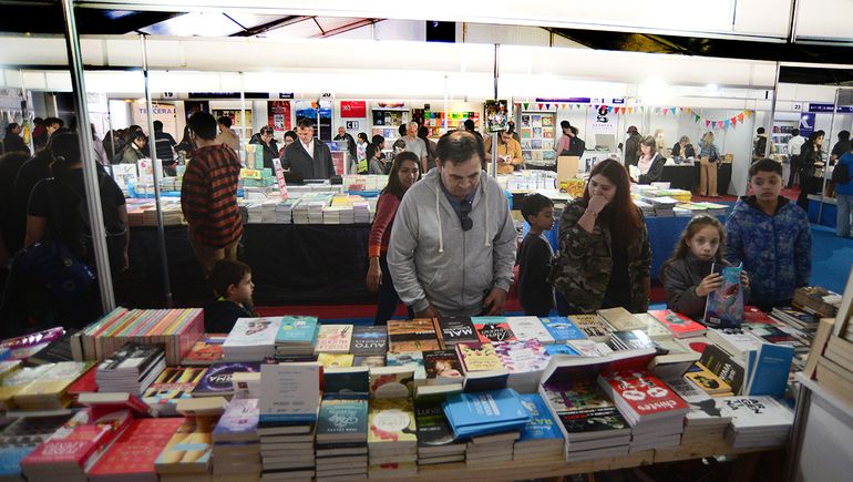 Los precios para comprar en la Feria del Libro de Neuquén
