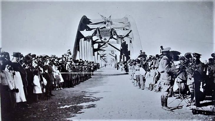 El paso de una ciudad a otra en balsa o bote no acrecentaba las posibilidades de desarrollo de la región. Gentileza archivo Lic. Ricardo A. Koon El paso de una ciudad a otra en balsa o bote no acrecentaba las posibilidades de desarrollo de la región. Gentileza archivo Lic. Ricardo A. Koon