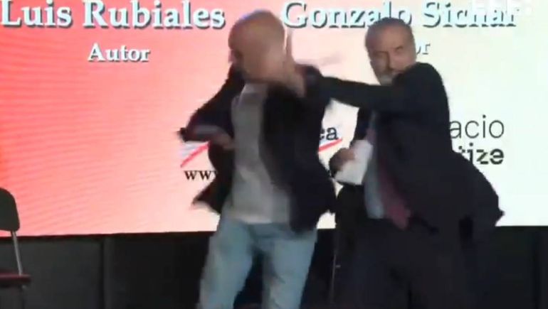 El feroz ataque que recibió el ex presidente de la Federación Española por parte de su tío durante una conferencia