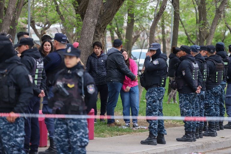 Familiares y vecinos de las víctimas se acercaron al lugar. Familiares y vecinos de las víctimas se acercaron al lugar.