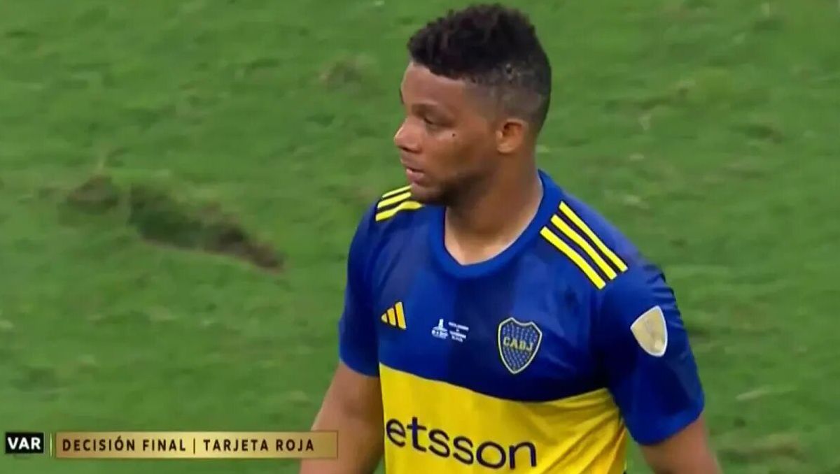 Frank Fabra se fue expulsado.
