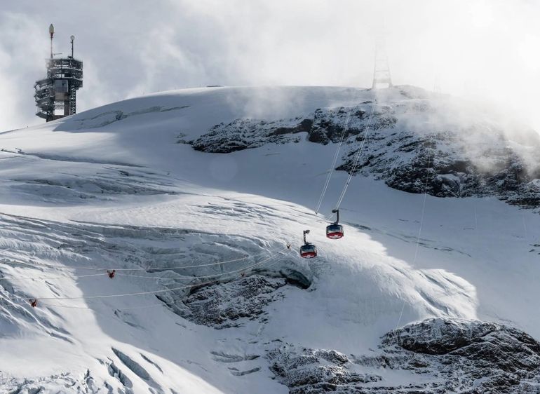 El último tramo del recorrido hasta la cima del teleférico y alcanza más de 3000 metros sobre el nivel del mar. El último tramo del recorrido hasta la cima del teleférico y alcanza más de 3000 metros sobre el nivel del mar.