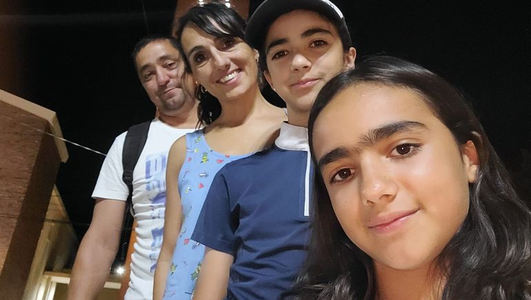 Posando en la foto para un recuerdo familiar. Posando en la foto para un recuerdo familiar.