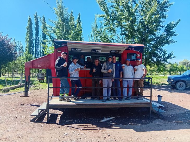 Tecnolog&iacute;a para el l&uacute;pulo rionegrino. Tras la eliminaci&oacute;n de trabas a la importaci&oacute;n de maquinaria usada, Viana aument&oacute; su rendimiento un 300%.