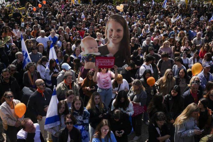 Los restos de la familia Bibas fue despedida por una multitud