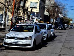 Los taxistas solicitaron suspender el aumento y declarar la emergencia económica en el sector. Los taxistas solicitaron suspender el aumento y declarar la emergencia económica en el sector.