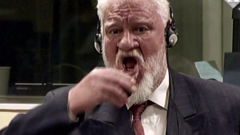 Slobodan Praljak tomó el vaso de veneno a la vista de todos.