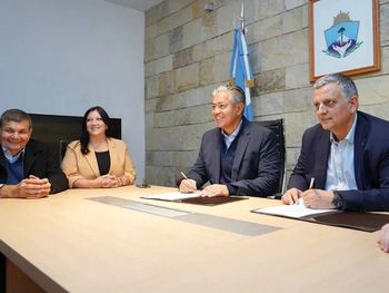 El gobernador Rolando Figueroa firmó convenio por más becas Gregorio Álvarez