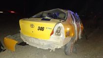 El taxi de Neuquén quedó destrozado por el vuelco en la ruta 51