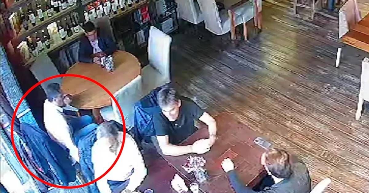 Desayunaba en un restaurante y en menos de tres minutos le robaron todo