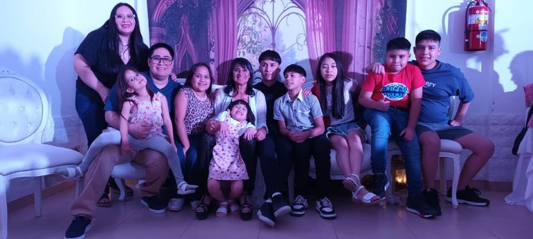 Amalia junto a sus 10 nietos. Amalia junto a sus 10 nietos.