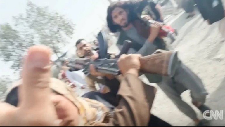 Dramático: combatientes talibanes cargan contra una periodista exigiendo que se cubra la cara