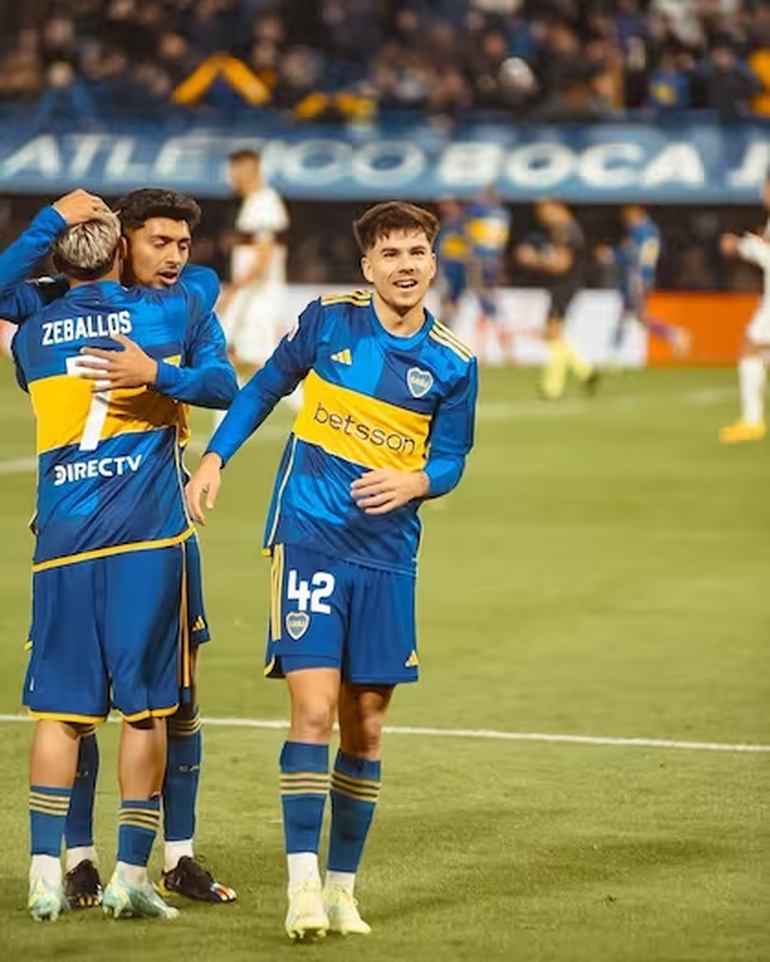 Lucas Blondel festejando con la camiseta de Boca Lucas Blondel festejando con la camiseta de Boca