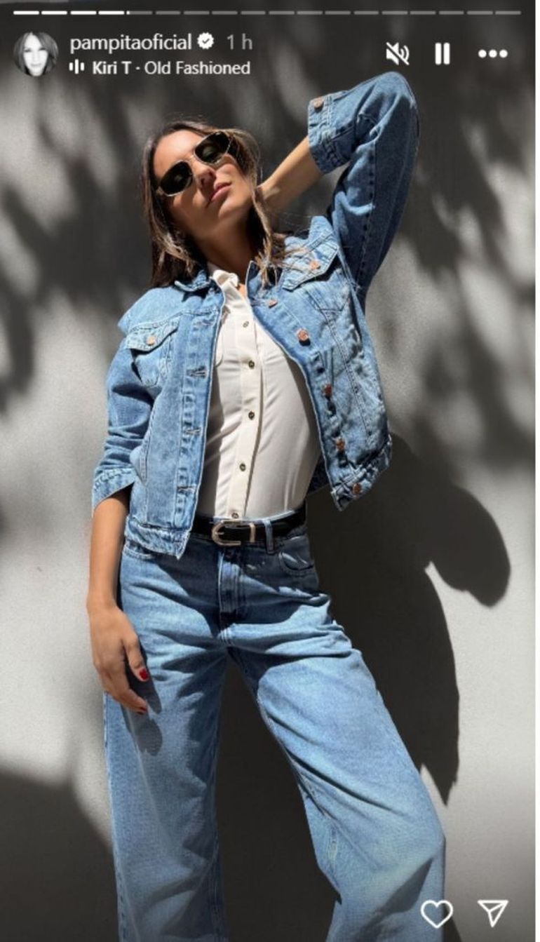 El outfit total denim de la modelo, que complementó con una camisa blanca y lentes de aviador. El outfit total denim de la modelo, que complementó con una camisa blanca y lentes de aviador.