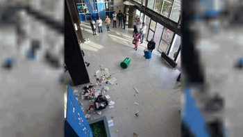 El hall central de la sede de Comodoro Rivadavia de la Universidad de la Patagonia, lleno de basura tras la sorprendente agresión.  