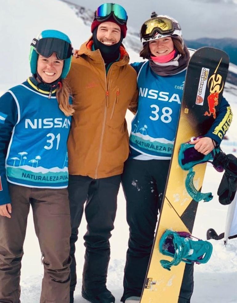 Hernán Cataldi y sus alumnos en la escuela de ski y snowboard de Chapelco. Hernán Cataldi y sus alumnos en la escuela de ski y snowboard de Chapelco.