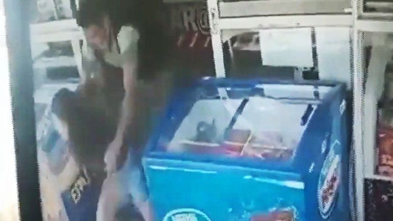 Atraparon al atacante de una joven en el kiosco de Roca