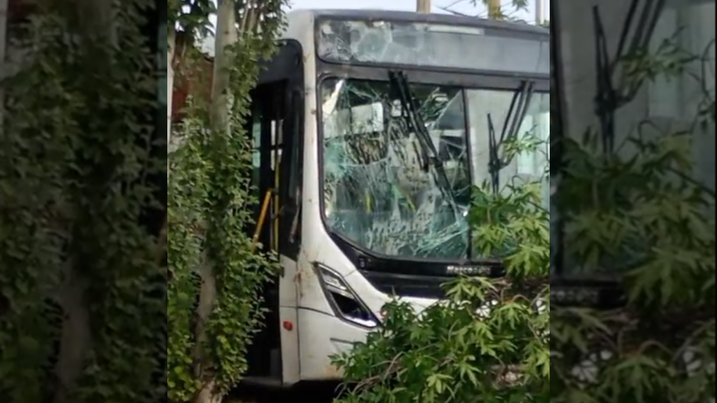 Un colectivó chocó y provocó una fuga de gas. | LM Neuquen Un colectivó chocó y provocó una fuga de gas.