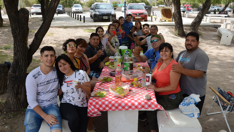 Cuánto sale el asadito del domingo en el río para una familia