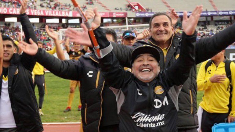Con muletas y todo, Maradona no dejó de bailar en el festejo del Dorados