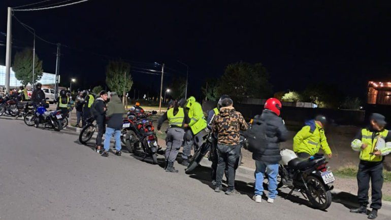 Hay padres que defienden los indefendible: la advertencia de Tránsito por los motoqueros en Neuquén