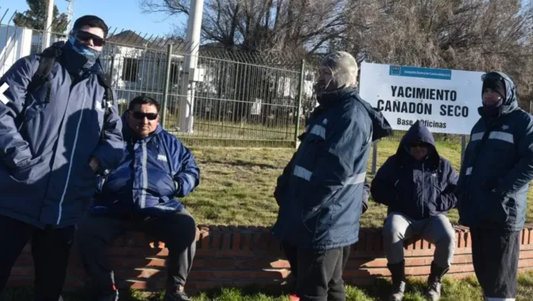 Trabajadores de la UOCRA iniciaron un bloqueo en el Yacimiento de Cañadón Seco