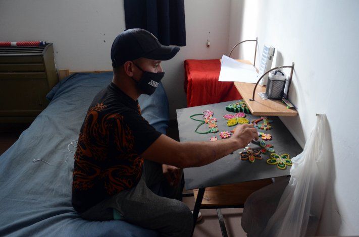 Los residentes hacen actividades dentro del hogar y también salen a trabajar.