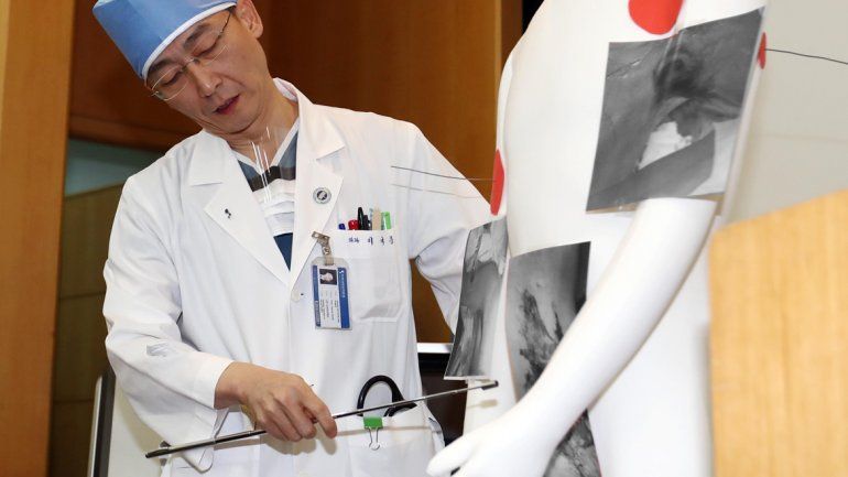 Recibió disparos y sigue inconsciente. El médico mostró las heridas.