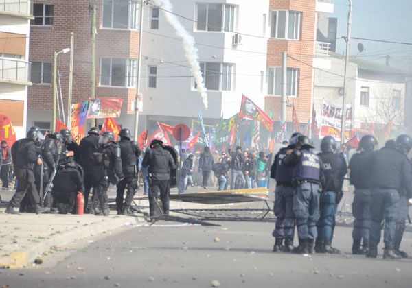 En medio de graves incidentes, se aprobó el convenio Provincia e YPF