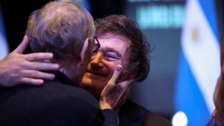Javier Milei celebrando el triunfo electoral con su padre.