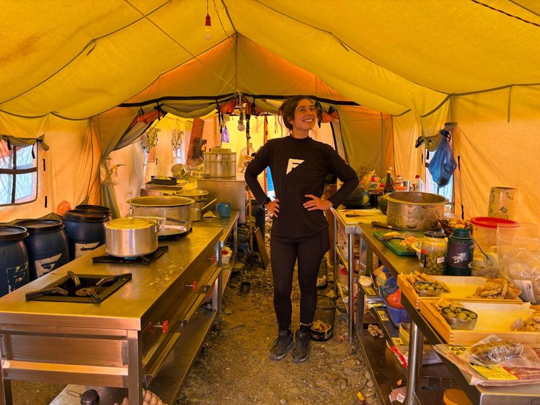 Luz en la cocina del campamento a 5400 metros de altura. Luz en la cocina del campamento a 5400 metros de altura.
